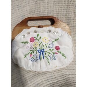 Vintage‎ Hand Embroidered Floral Purse Wooden Handle Mother of Pearl Accents